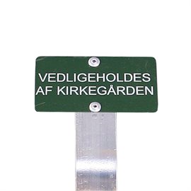 Tekstskilte på spyd (''Vedligeholdes af kirkegården'')